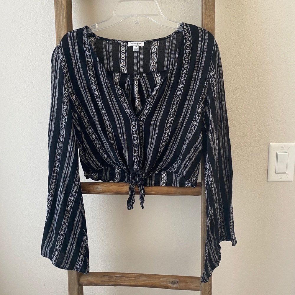 Cropped flowy sleeves black top